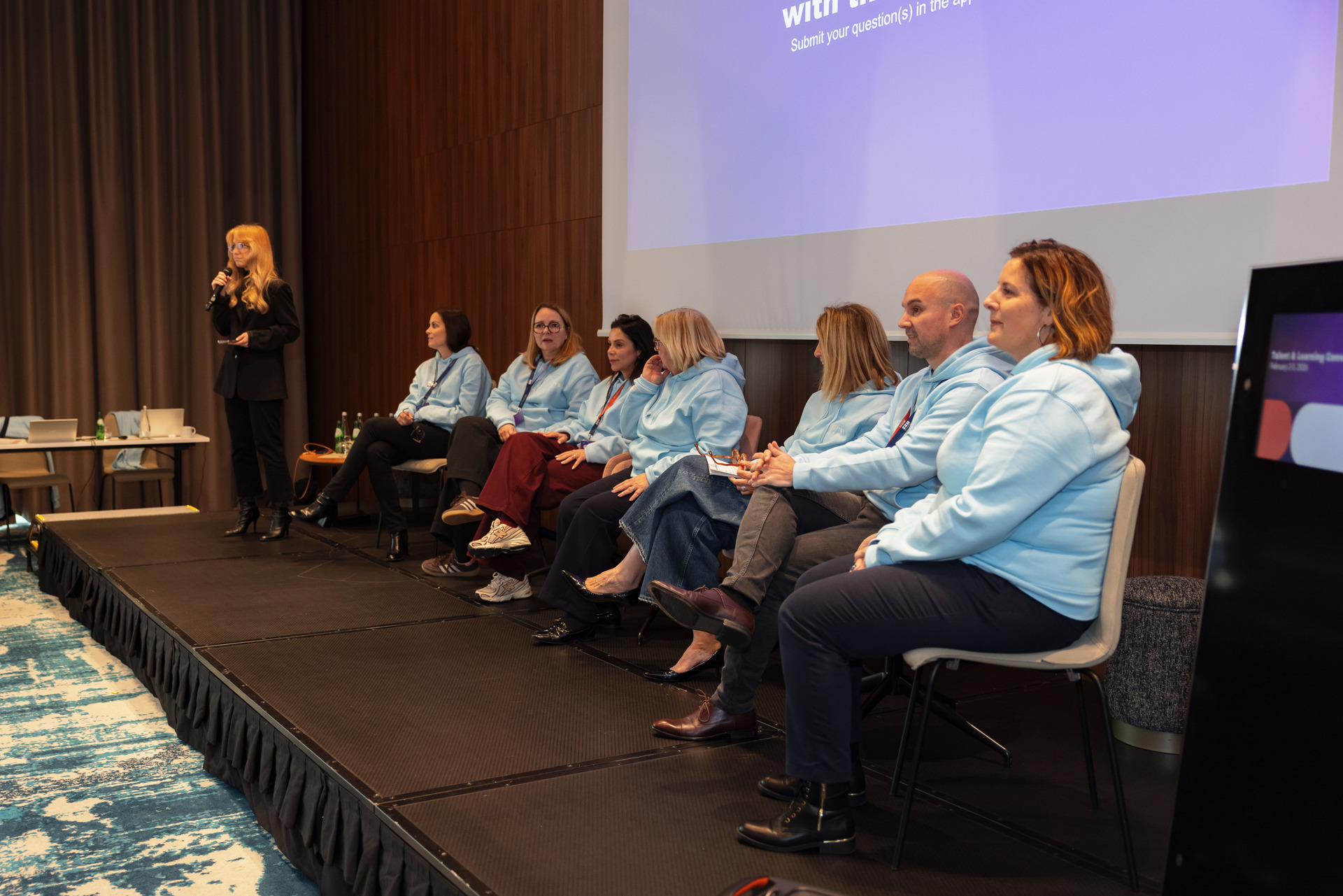Painel de oradores num evento empresarial