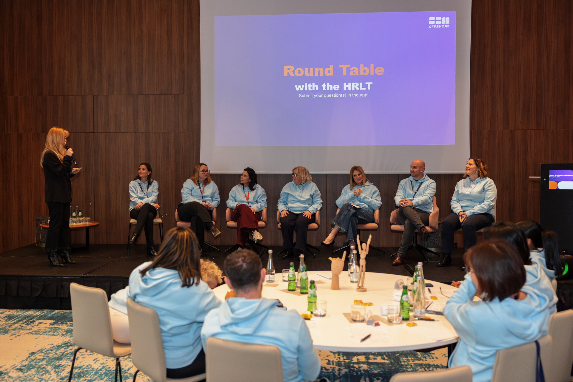 Mesa-redonda de um evento empresarial